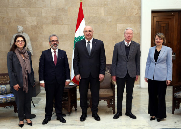 رئيس الجمهورية: لضغط الاتحاد الأوروبي لانسحاب اسرائيل ضمن مهلة 18 شباط وعودة النازحين السوريين بعد انتفاء أسباب بقائهم في لبنان رئيس الجمهورية: لضغط الاتحاد الأوروبي لانسحاب اسرائيل ضمن مهلة 18 شباط وعودة النازحين السوريين بعد انتفاء أسباب بقائهم في لبنان