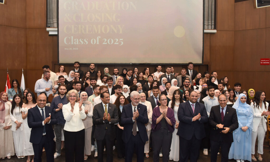 برنامج قطر للمنح الدراسية – التعليم فوق الجميع في الجامعة الأميركية في بيروت يحتفل بتخريج 93 طالبًا